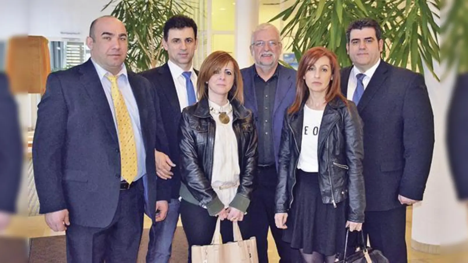 Von links: Christos Tsakalos, Nikolaos Tsolas (2. Vorstand), Anastasia Iosifidou (Kassenwart), Bürgermeister Helmut Dworzak, Evangelia Papadimitriou (2. Schriftführerin) und Apostolos Kotsis (1. Vorstand).  	 (Foto: Gemeinde Haar)