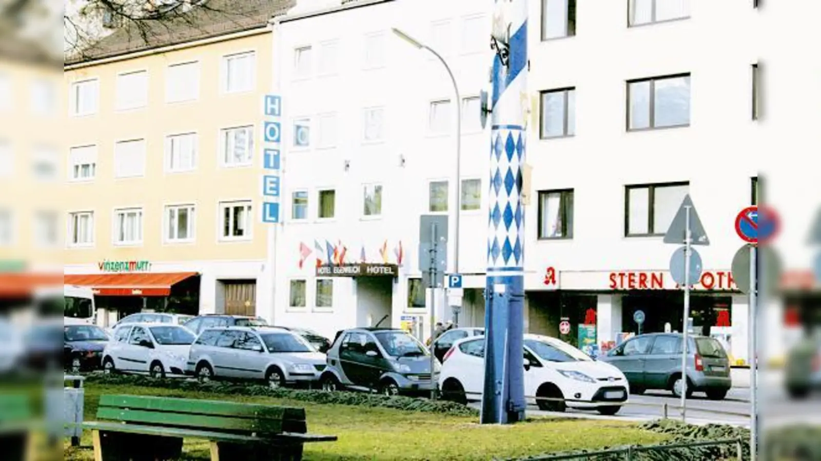 Zwischen Metzgerei und Apotheke und gegenüber vom Maibaum: In dem ehemaligen Hotel sollen jugendliche Irakis betreut werden.	 (Foto: gh)