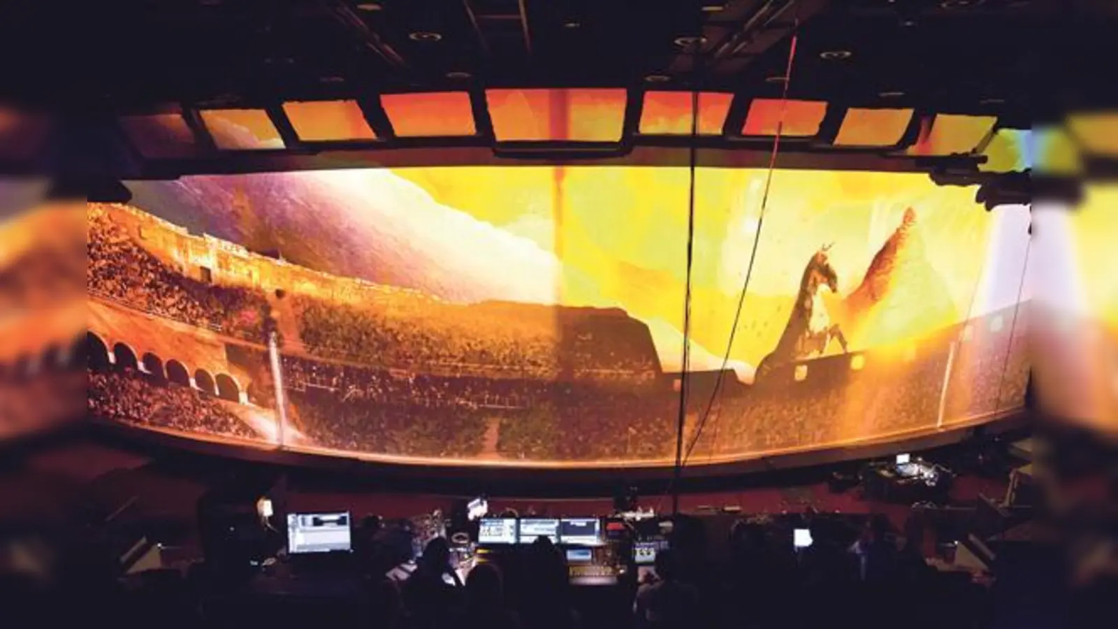 Blick vom Regieplatz auf die Bühne mit faszinierender Equila Arena.		 (Foto: Apassionata)