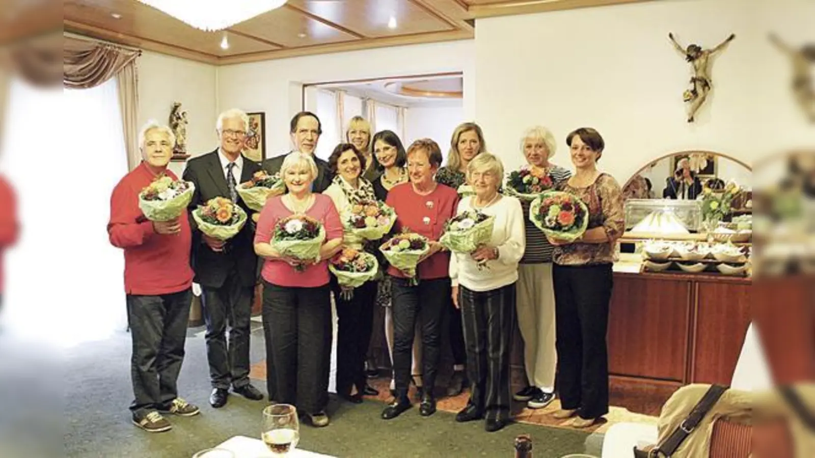 Die vhs Neufahrn ehrte kürzlich langjährige Dozenten für ihre Treue.  (Foto: Hoffmann)