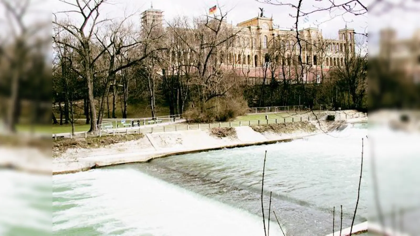 Noch eingezäunt, weil frisch eingesät: die Wiese östlich der kleinen Kaskaden. Hier werden keine 52 Tonnen Sand für einen Sandstrand aufgehäuft.	 (Foto: gh)