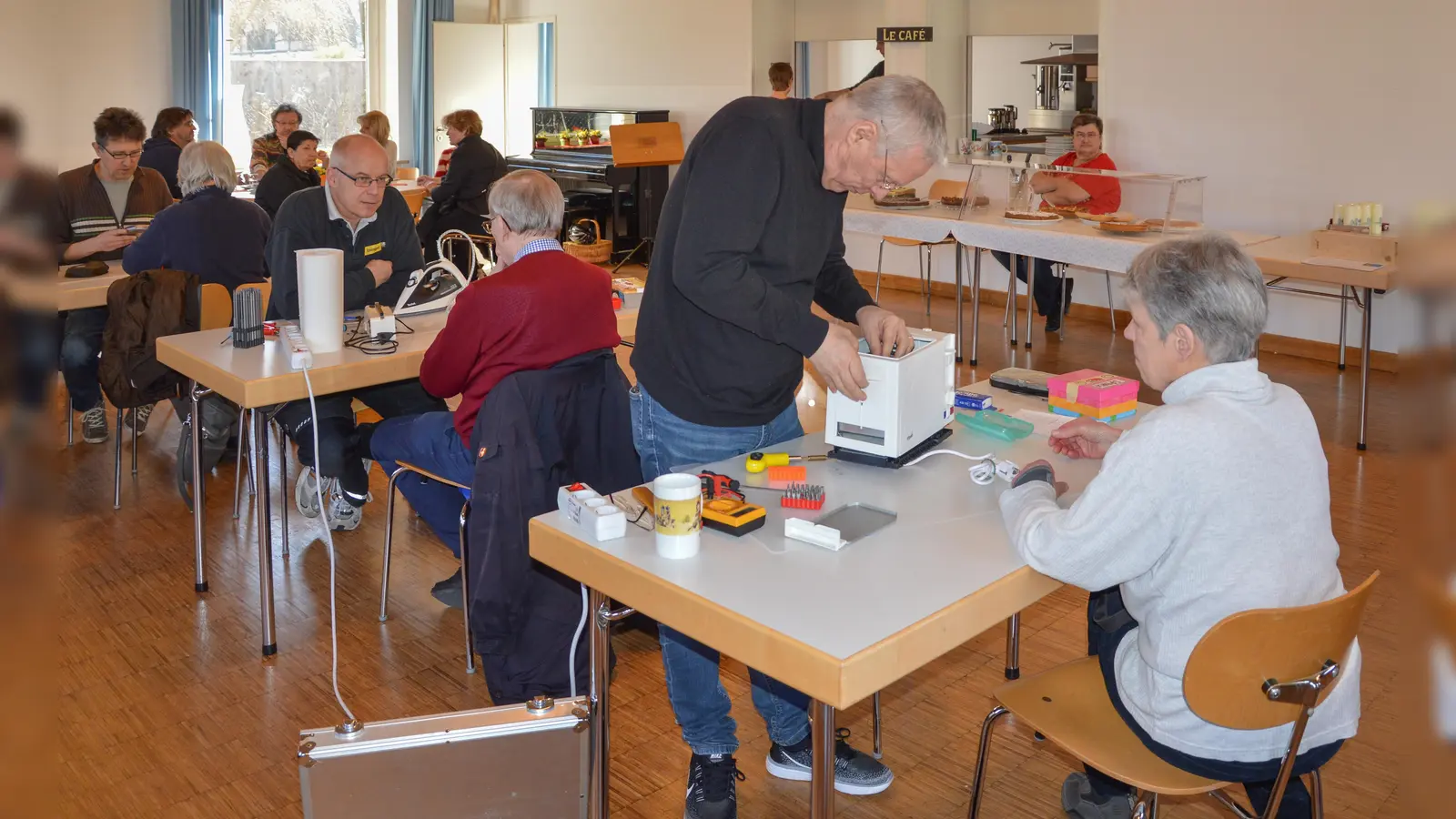 Eine echte Institution: das Ramersdorfer Repair Café in der Gustav-Adolf-Gemeinde. (Foto: VA)