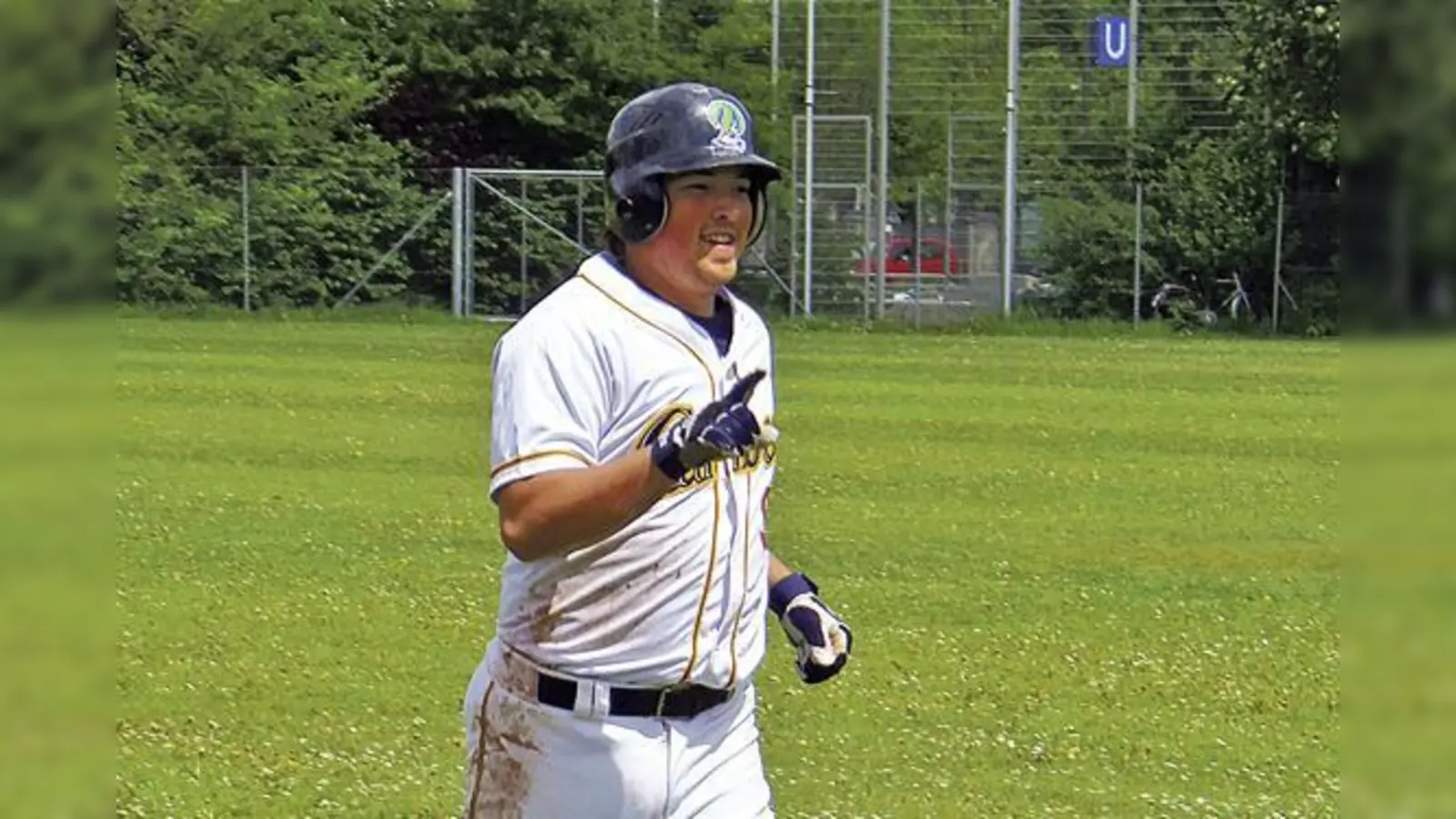 Caribes Co-Coach Nick Angstman deutet auf seinen ersten Home Run der Saison.	 (Foto: VA)