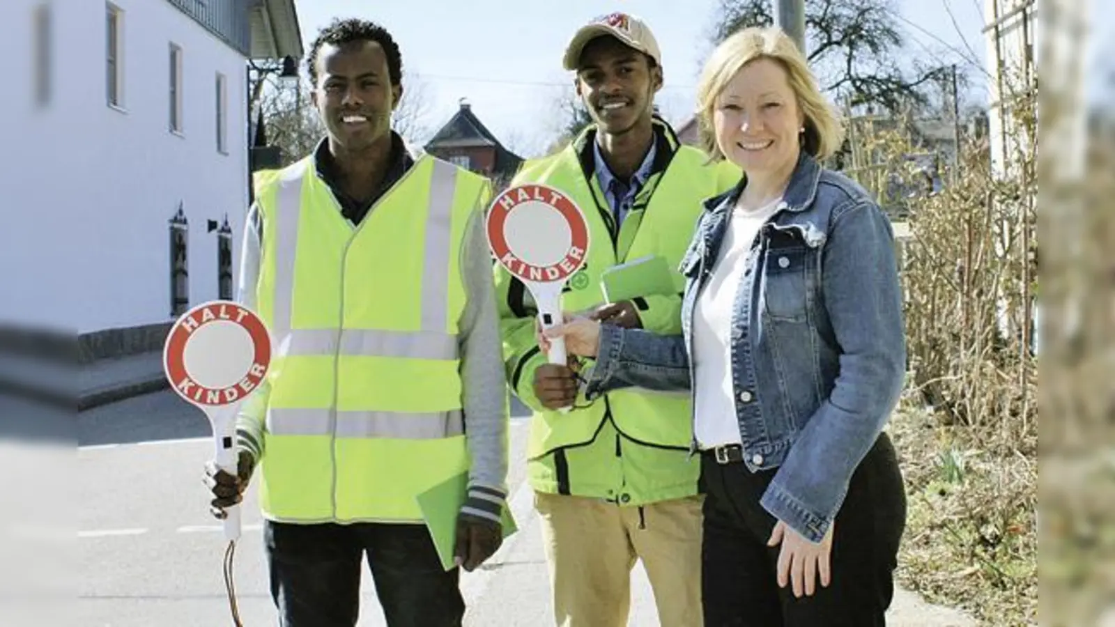 MdL Doris Rauscher (re.) und die beiden neuen Schulweghelfer aus Somalia.	 (Foto: Bernadette Oberloher)