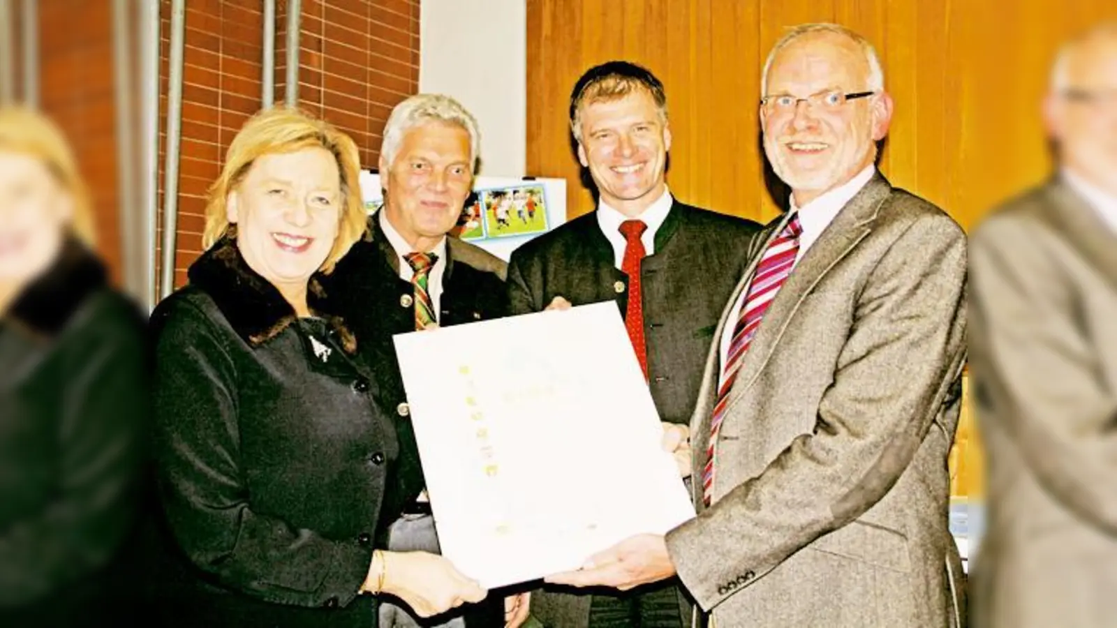 Freuen sich über das Zertifikat zur »Erlebten Integrativen Sportschule« (v. l.) Landrätin Johanna Rumschöttel, Hartmut Courvoisier, Stefan Schelle und Bernd Schubert.   (Foto: hol)