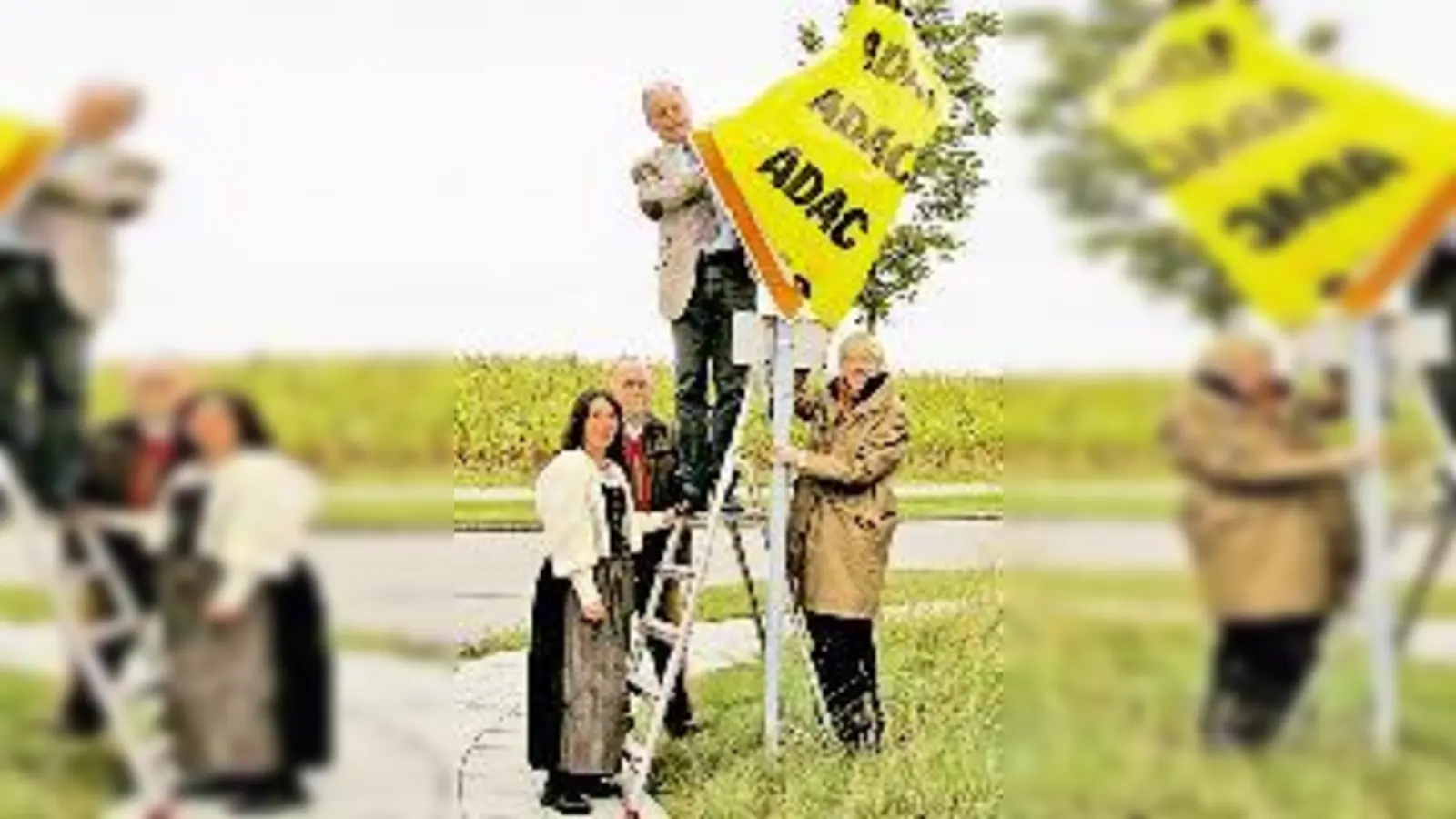 Lichteten den Schilderwald aus (v. l.): Petra Jablonski, Hans Braun, Josef Maurus und Ursula Mayer.  (Foto: Ka)