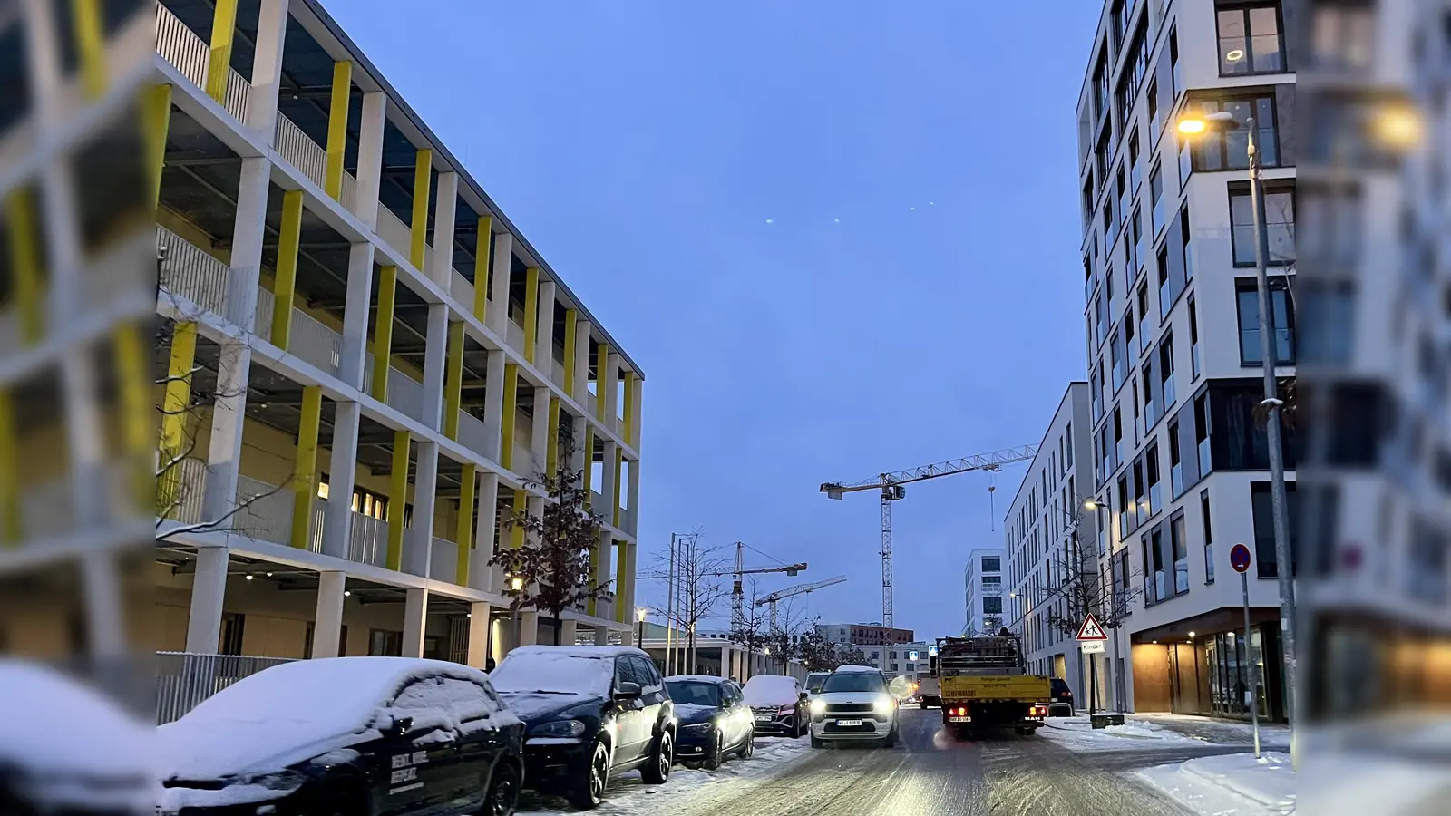 Schwierige Verkehrssituation vor der Schule (links) in der Hermine-von-Parish-Straße. (Foto: Ulrike Seiffert)