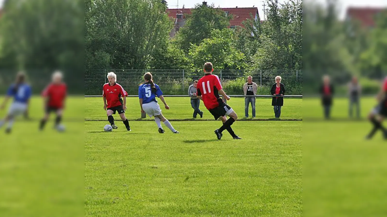 Wie im letzten Jahr wird wieder um den Ball und für die gute Sache gekämpft.  (Foto: Archiv)
