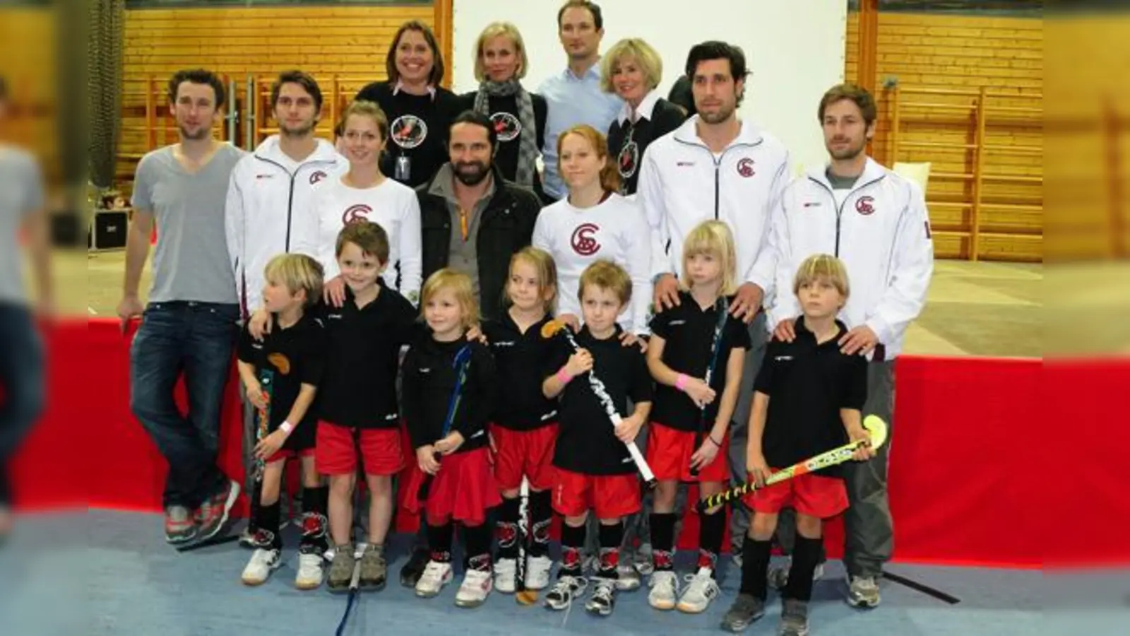 Die Grasshoppers-Minis mit Justus Scharowsky (l.), Alexander Huber (M.) und den Spielern vom MSC; hinten: Gabriele Lemmle, Susanne und Patrick Bellenbaum, Andrea Hanisch (v. l.) beim Aktionstag.	 (Foto: VA)