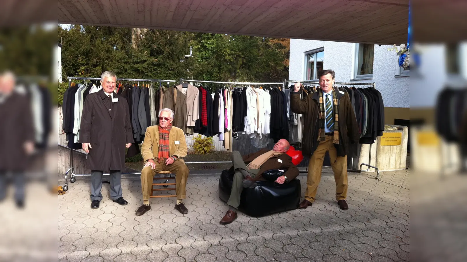 Die Mitglieder des Lions Clubs München-Geiselgasteig zeigen hier, wie elegant "Mann" sich auf dem Basar einkleiden kann. Für Damen gibt es auch eine große Auswahl. (Foto: Lions Club )