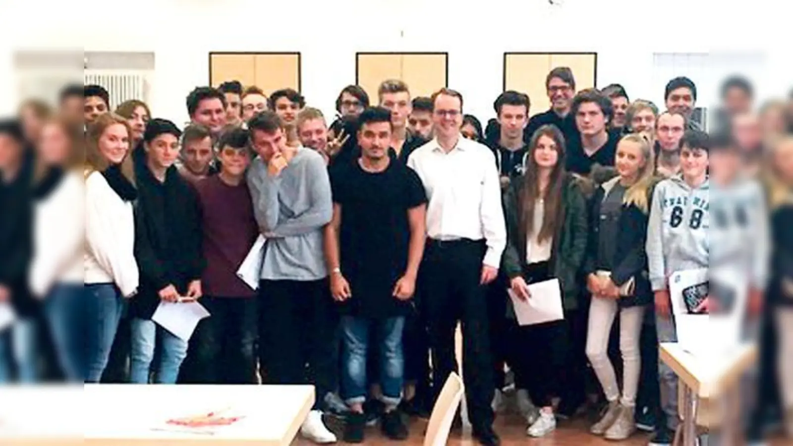 Die Schüler der Wilhelm-Röntgen-Realschule mit MdL Markus Rinderspacher.	 (Foto: privat)