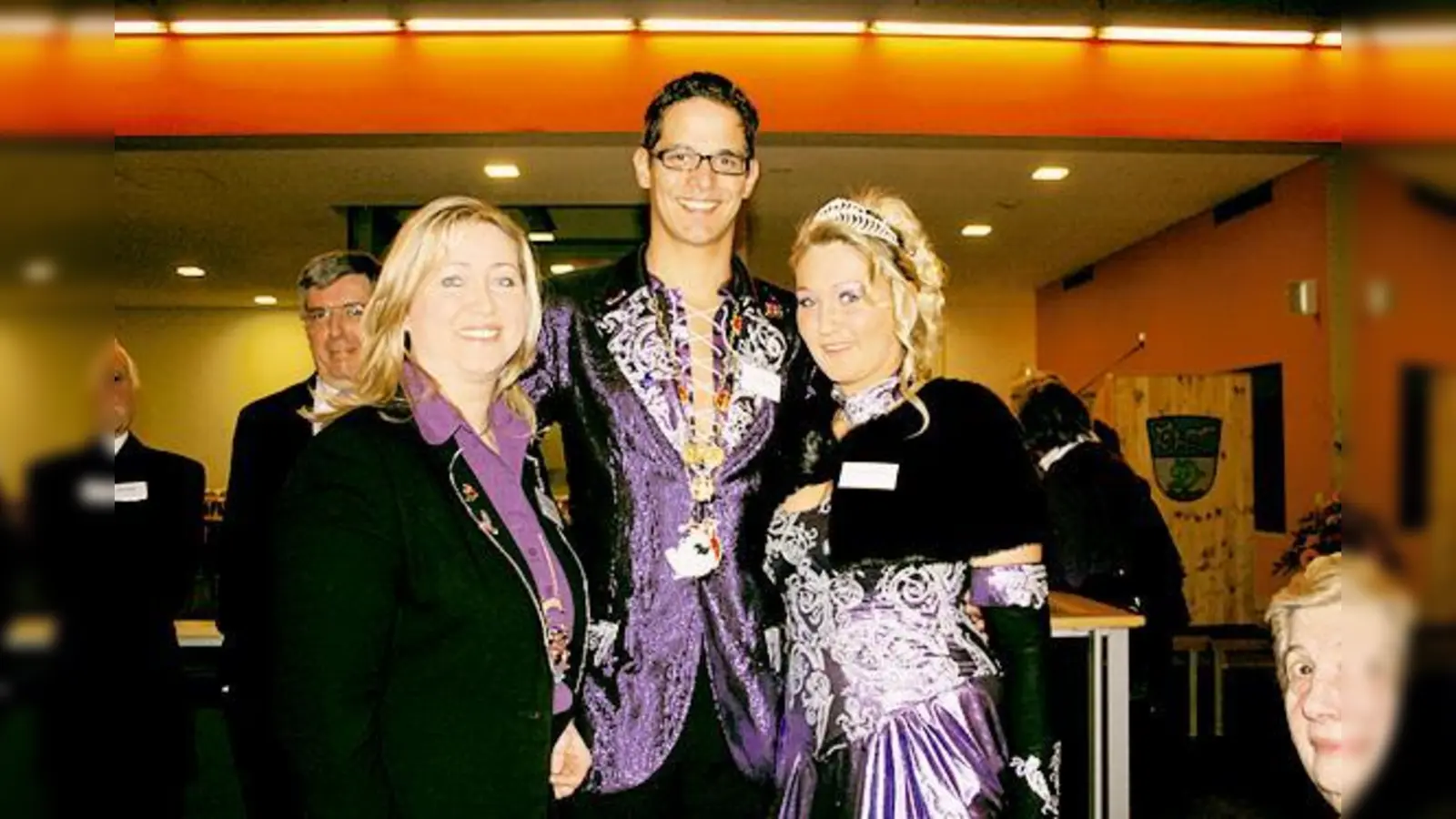 Zu den Ehrengästen des Abends gehörte das Prinzenpaar: Daniela I. und Paul I. sowie die Präsidentin der Gleisenia, Angelika Gries.  (Foto: Woschée)