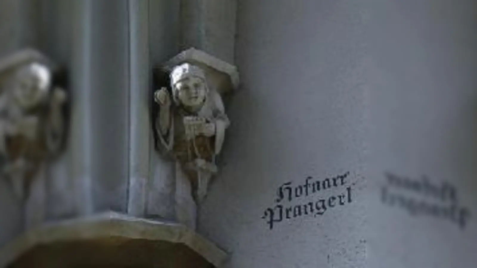 Ob es die Figur des Hofnarren Prangerl (hier verewigt am Karlstor) wirklich gegeben hat, erfährt man bei der Volkshochschultour.  (Foto: VA)