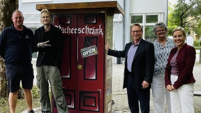 Feierten gemeinsam die Eröffnung des „Bücherschränks” (v.l.) Jürgen Glabov, Streetworker Alex, Bürgermeister Dr. Sebastian Thoma, Claudia Schwarzer und Bauamtsmitarbeiterin Sandra Reitmaier.  (Foto: hw)