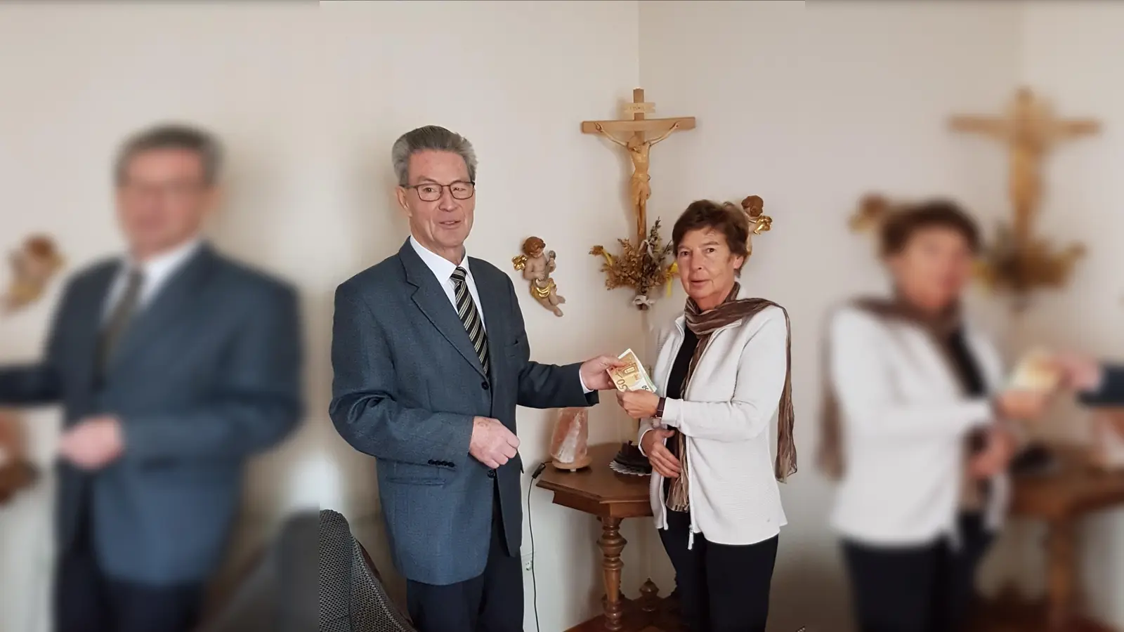 Die Übergabe der Spende fand in der Wohnung von Pfarrer Hagl statt. (Foto: VA)