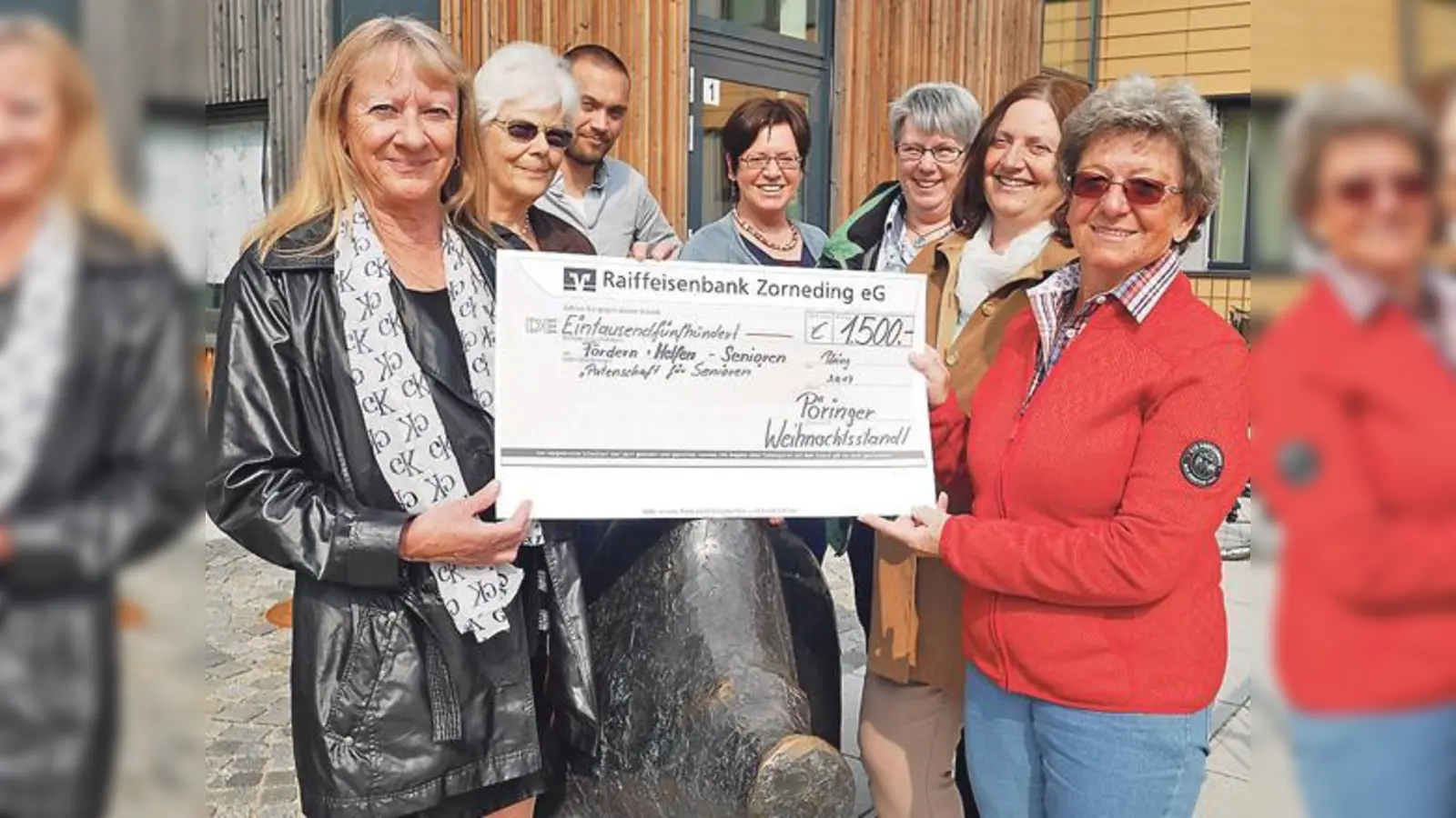 Beim Pöringer Weihnachtsstandl wurde der komplette Erlös in Wert von 1.500 Euro gespendet.	 (Foto: LRA)