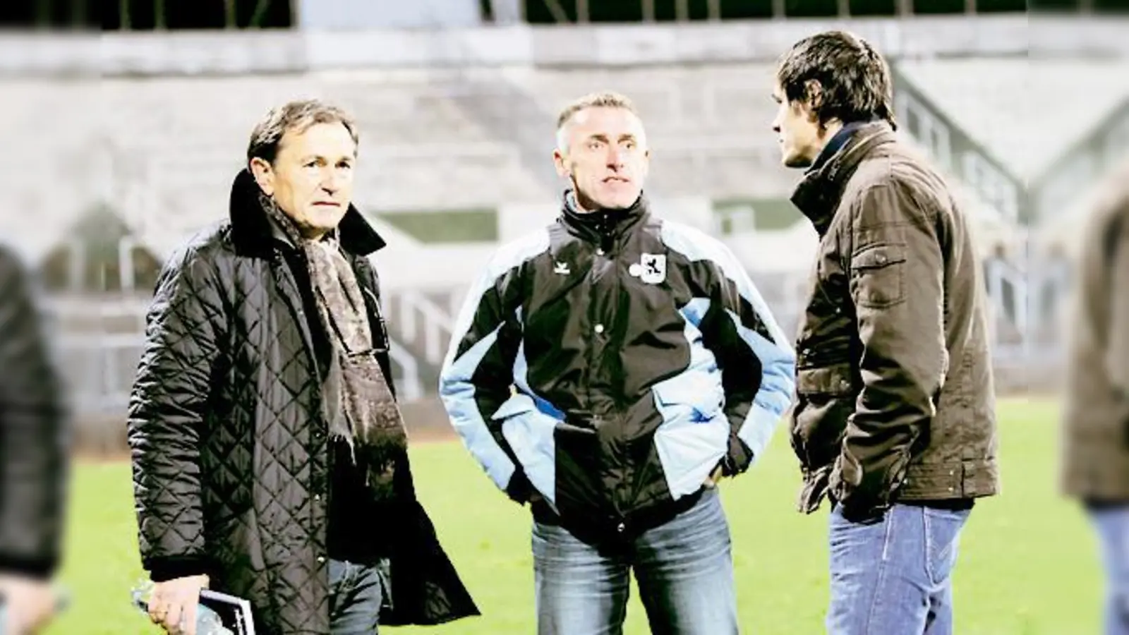 Trainer Dieter Märkle und Ewald Lienen von der ersten Mannschaft beobachten das Spiel der kleinen Löwen gegen Eintracht Frankfurt II.	 (Foto: Anne Wild)