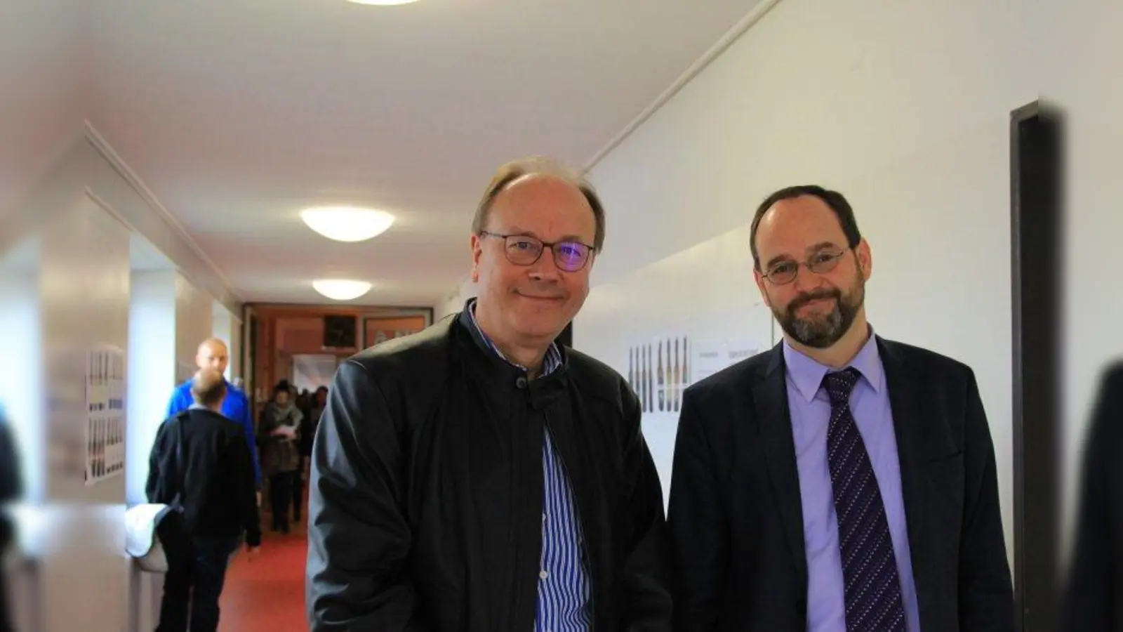 „Unser Namenspatron ist Programm. Dem bleiben wir auch treu.“ Schulleiter Walter Scharl (l.) kam 2003 an die Schule, Stellvertreter Ulrich Ebert folgte 2008. (Foto: us)