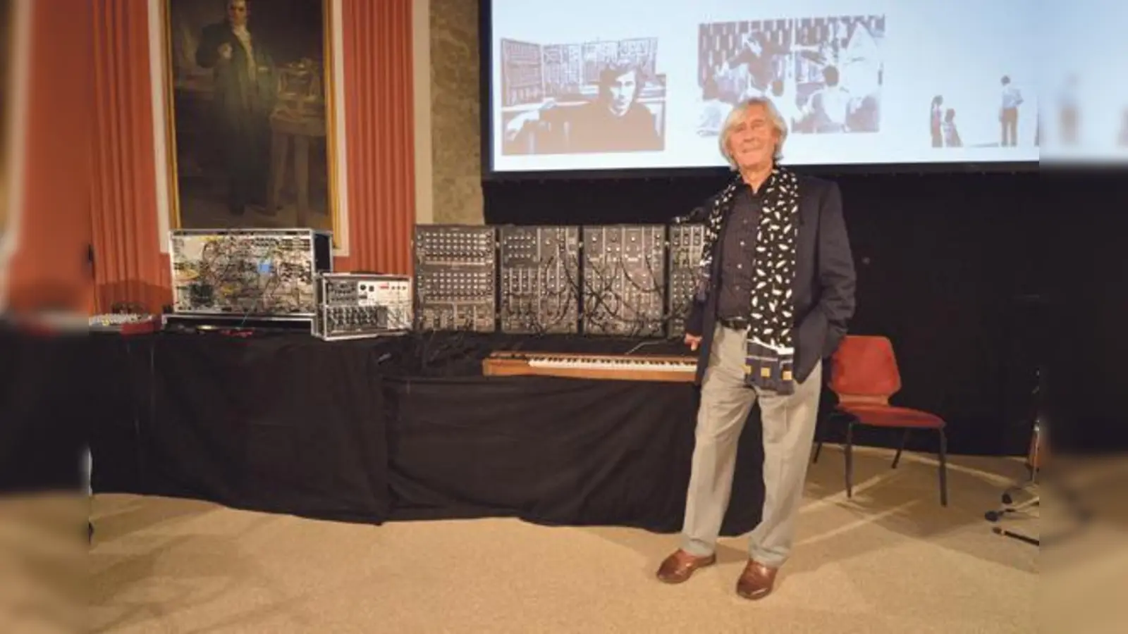 Der Dirigent und Komponist Eberhard Schoener hat dem Museum sein Exemplar des legendären Synthesizers Moog IIIp übergeben  noch voll funktionstüchtig.  (Foto: Deutsches Museum/Reinhard Krause)