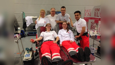 Mitglieder vom BRK Ismaning helfen gleich doppelt: Sie leisten ehrenamtlich Dienst und spenden auch noch selbst ihr Blut. (Foto: BRK Bereitschaft Ismaning)