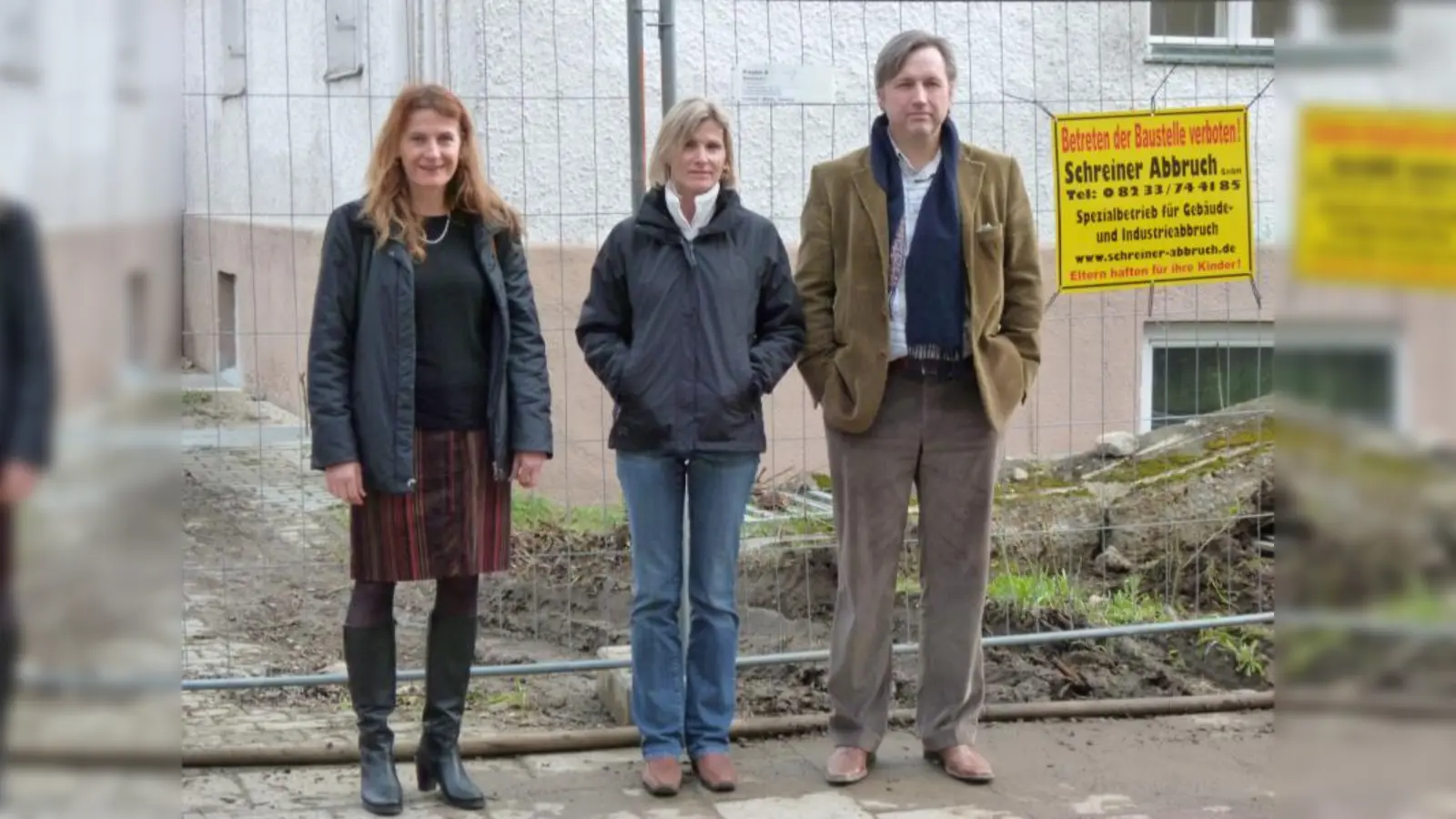 Sabine Kiermaier, Cornelia Wallner und Andreas Dorsch (v.l.) setzen sich im Bündnis „Gartenstadt München” gegen die zunehmende dichte Bauweise ein. (Foto: BK)