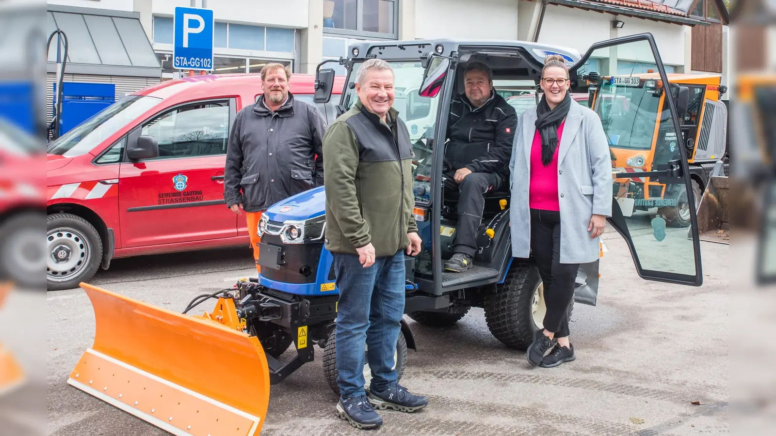 Das neue Fahrzeug wurde auf dem Bauhof-Gelände übergeben (von links): Michael Füßl (stellvertretender Leiter des Bauhofs), Sepp Metz (Metz Gerätetechnik), Hüseyin Kaya (Schulhausmeister der Mittelschule) und Alexandra Heckl (Leiterin des Fachbereichs Kinder, Jugend, Schulenund Soziales) am neuen Schneeräumfahrzeug. (Foto: Gemeinde Gauting)