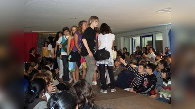 Richtig eng wurde es auf dem Laufsteg, als beim Defilee alle Modelle nochmal gezeigt wurden. (Foto: Schraft)