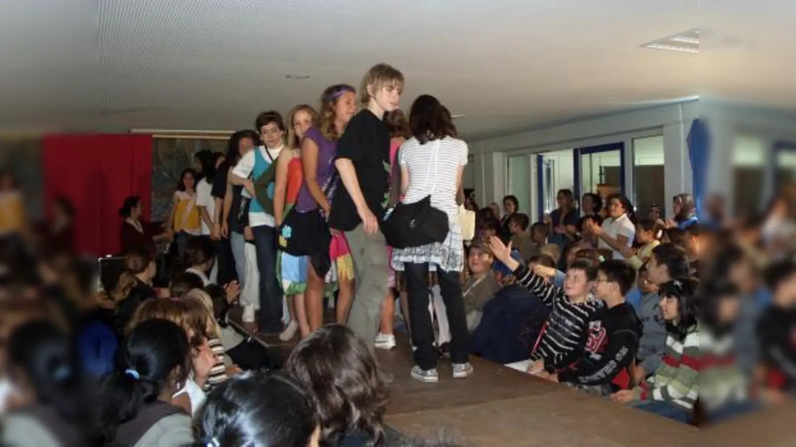 Richtig eng wurde es auf dem Laufsteg, als beim Defilee alle Modelle nochmal gezeigt wurden. (Foto: Schraft)