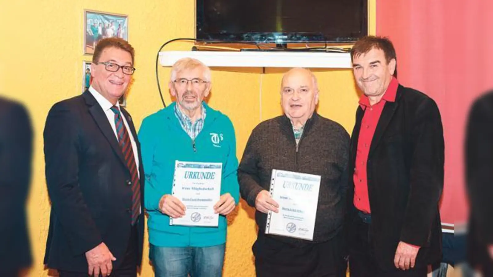 Bürgermeister Roland Frick, Gerd Braunmüller, Erich Scherer und Sepp Kaltenberger (v. li.).	 (Foto: Verein)