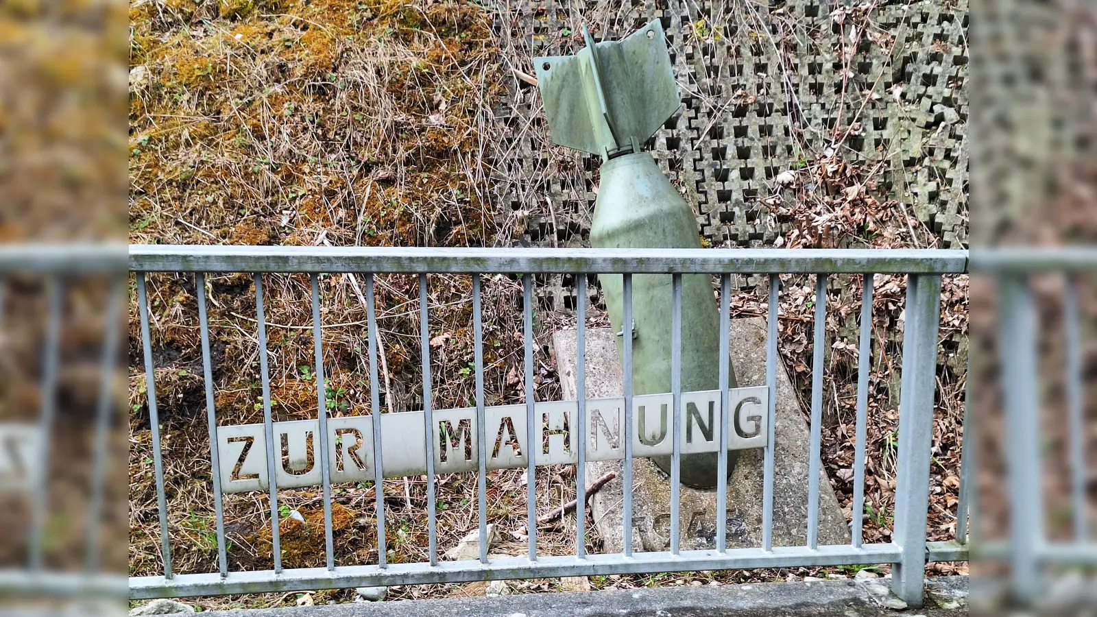 Ein Blindgänger wurde auf Initiative des Heimatvereins Kirchseeon und der Gemeinde als ein öffentliches Mahnmal für den Frieden gestaltet.  (Foto: Historischer Verein)