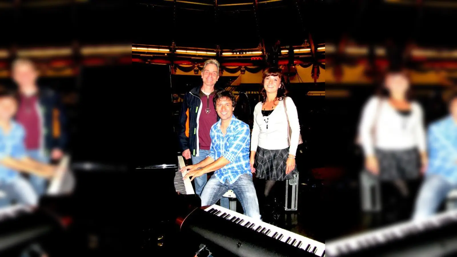 Chris Böttcher nahm sich gerne Zeit für die Gewinner des Meet &amp; Greet: Monika und Stephan Schmidecker.  (Foto: hw)