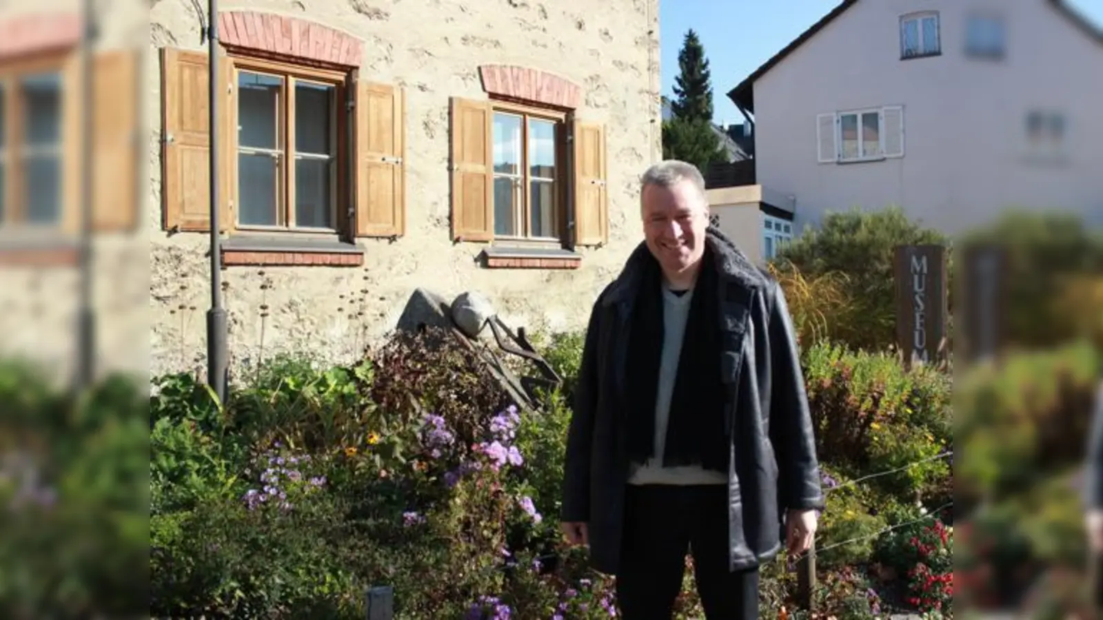 Museums- und Archivleiter Bernhard Schäfer vor dem Rieperdinger-Wohnhaus, in dem seit 2003 das »Museum der Stadt« Grafing beheimatet ist.	 (Foto: Stefan Dohl)