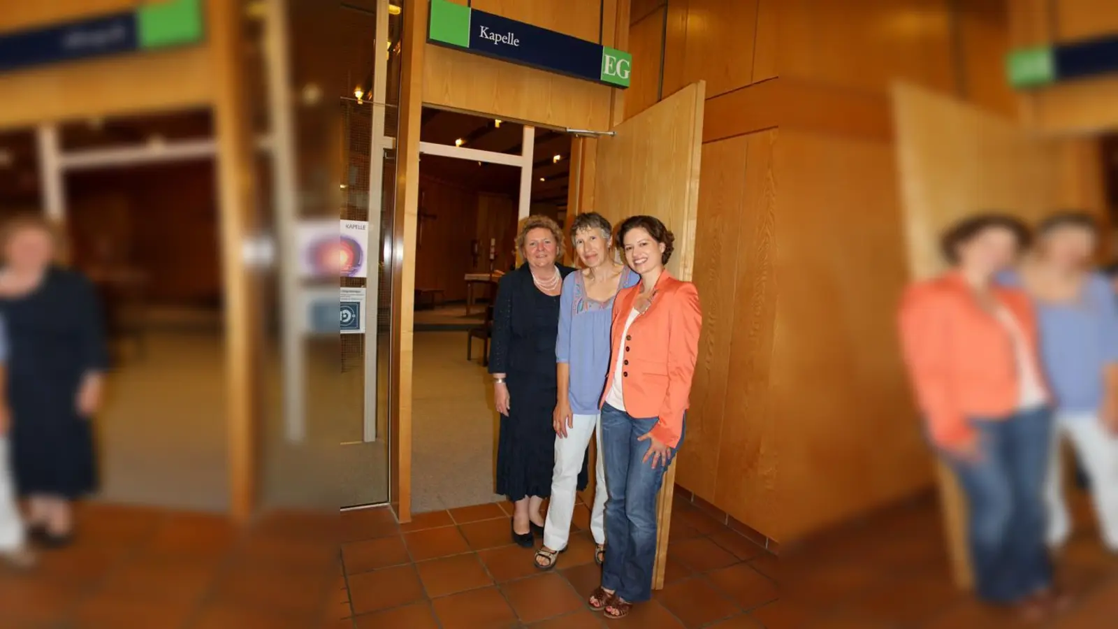 Die Pfarrerinnen Romana Köppen (l.) und Ute Heubeck (r.) mit der Ehrenamtlichen Gabriele Faber vor der Kapelle im Klinikum Bogenhausen, dem »Herzstück des Hauses«. 	 (Foto: ms)