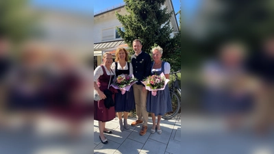 Bürgermeister Florian Schardt bedankte sich bei Susanne Vordermaier (r.) Sabine Rosenberg (l.) und Susanne Süß (2.v.l.) für die hervorragende Zusammenarbeit.  (Foto: hw)