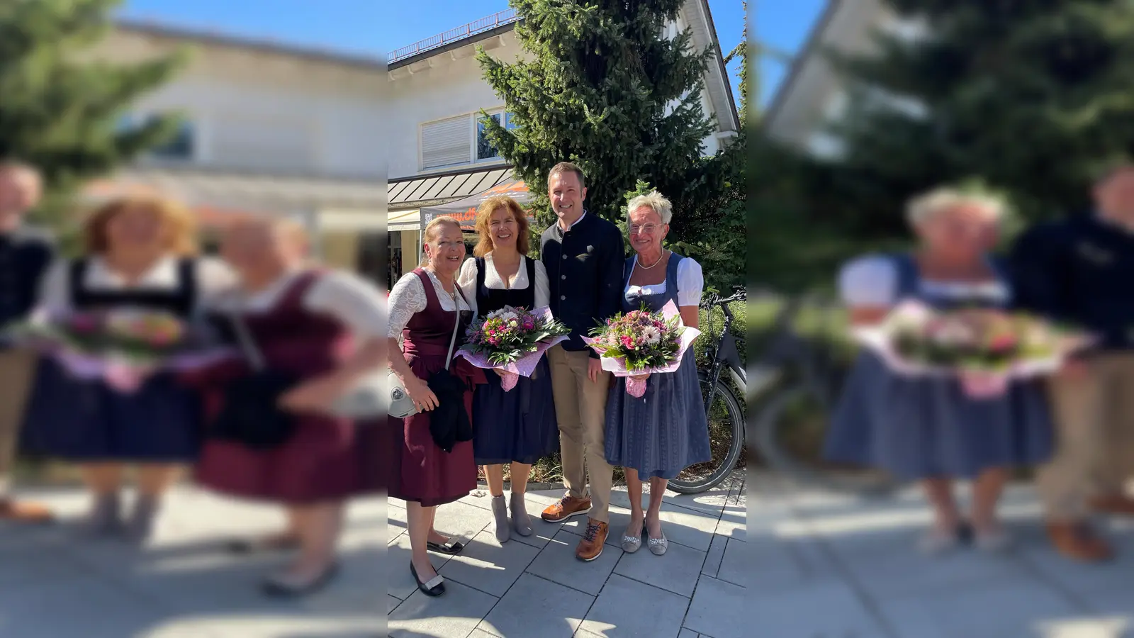 Bürgermeister Florian Schardt bedankte sich bei Susanne Vordermaier (r.) Sabine Rosenberg (l.) und Susanne Süß (2.v.l.) für die hervorragende Zusammenarbeit.  (Foto: hw)
