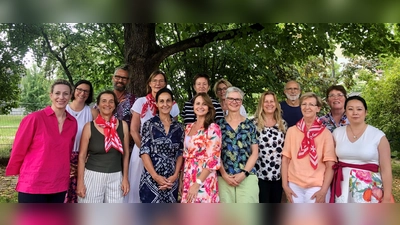 Abschluss des Kurses: (v.l.) Malteser Diözesanoberin Pilar zu Salm, BrigitteZeilbeck, Leiterin Malteser Hospizdienste Yvonne Bär, Kersten Grossmann, Barbara Czermak, stellvertretende Leiterin Malteser Hospizdienste Beate Peters-Dürrschmidt, Adriana Lippert, Grit Fiedler, Ursula Haase, Ulrike Breitenhuber, Heike Schaab, Koordinatorin Malteser Hospizdienste Marie-Luise Schneider, Peter Nicklas, Xiao Sun-von Bonhorst und Petra Gröber.  (Foto: Cordula Klenk, Malteser)