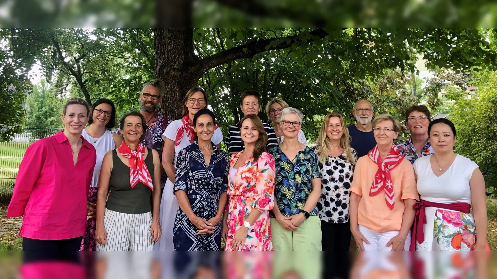 Abschluss des Kurses: (v.l.) Malteser Diözesanoberin Pilar zu Salm, BrigitteZeilbeck, Leiterin Malteser Hospizdienste Yvonne Bär, Kersten Grossmann, Barbara Czermak, stellvertretende Leiterin Malteser Hospizdienste Beate Peters-Dürrschmidt, Adriana Lippert, Grit Fiedler, Ursula Haase, Ulrike Breitenhuber, Heike Schaab, Koordinatorin Malteser Hospizdienste Marie-Luise Schneider, Peter Nicklas, Xiao Sun-von Bonhorst und Petra Gröber.  (Foto: Cordula Klenk, Malteser)