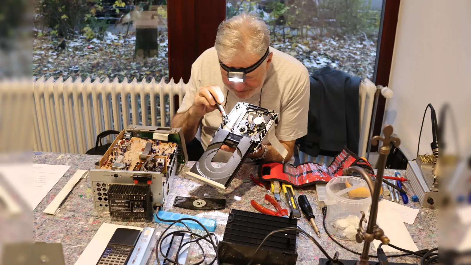 Die Fachleute im Repair Café wissen fast immer eine Lösung. (Foto: vhs Taufkirchen)