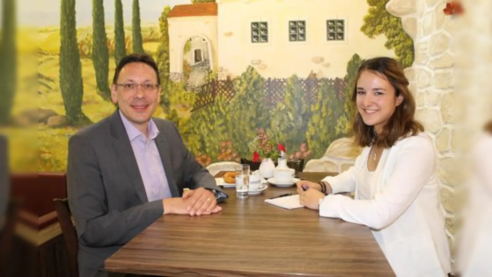 Für die Bürgermeisterwahl am 3. Juli stellte Erstwählerin Patricia Kuffner dem CSU-Kandidaten Thomas Kellerbauer ihre Fragen.	 (Foto: Christine Henze)