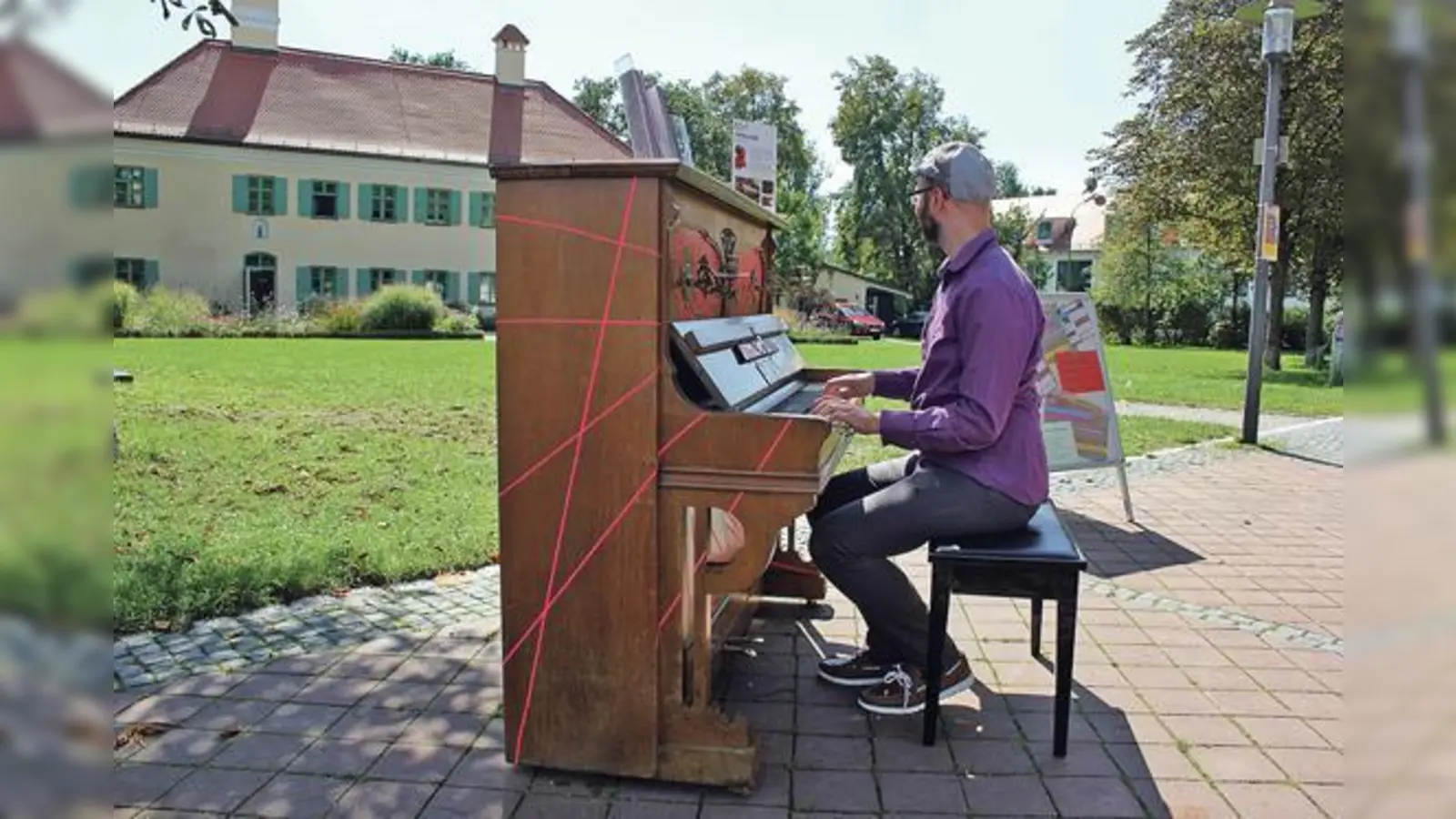 Im Rahmen der Aktion »Play me I'm Yours« sind frei bespielbare Klaviere in ganz München und Umgebung aufgestellt. In Moosach direkt vor dem Pelkovenschlössl.	 (Foto: bs)