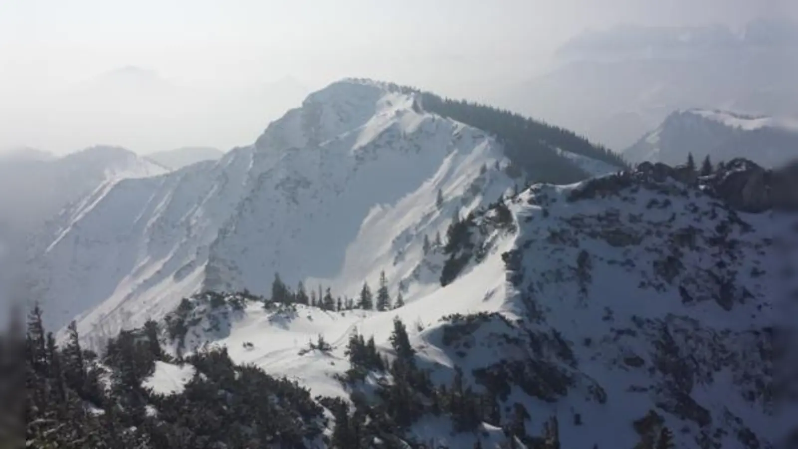 Der Breitenstein ist eine fordernde, aber auch lohnende Tour. Über den rechten Gipfelgrat verläuft unser Aufstiegsweg.	 (Foto: Stefan Dohl)