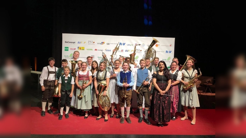 Höchsten musikalischen Genuss bot neben Nachwuchskünstler der Staatsoper München auch die 20-köpfige Jugendkapelle Gelting-Poing. (Foto: Georg Rittler)