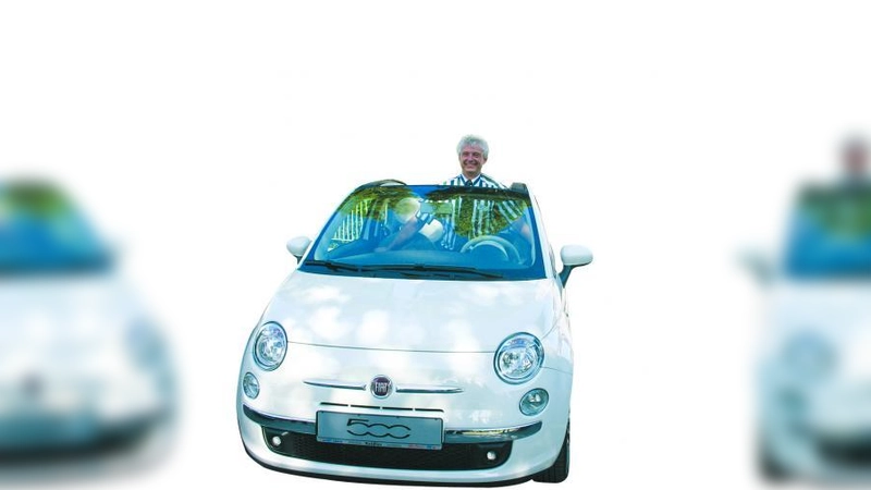 Hans Zischka, der geschäftsführende Gesellschafter des Unternehmens, im neuen Fiat 500 Cabrio. (Foto: sb)