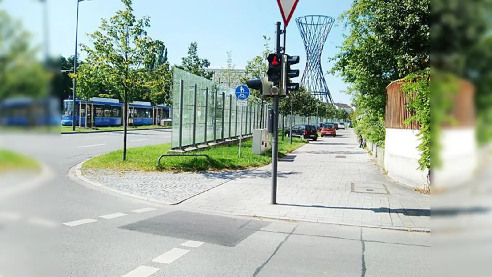 »Anlieger frei« heißt es auf dem Fußgänger- und Radweg an der Ecke Grosjean- / Effnerstraße. Doch die Anwohnerzufahrt wird als Abkürzung der Rechtsabbiegespur zur Abfahrtsrampe in den Isarring missbraucht.	 (Foto: hgb)