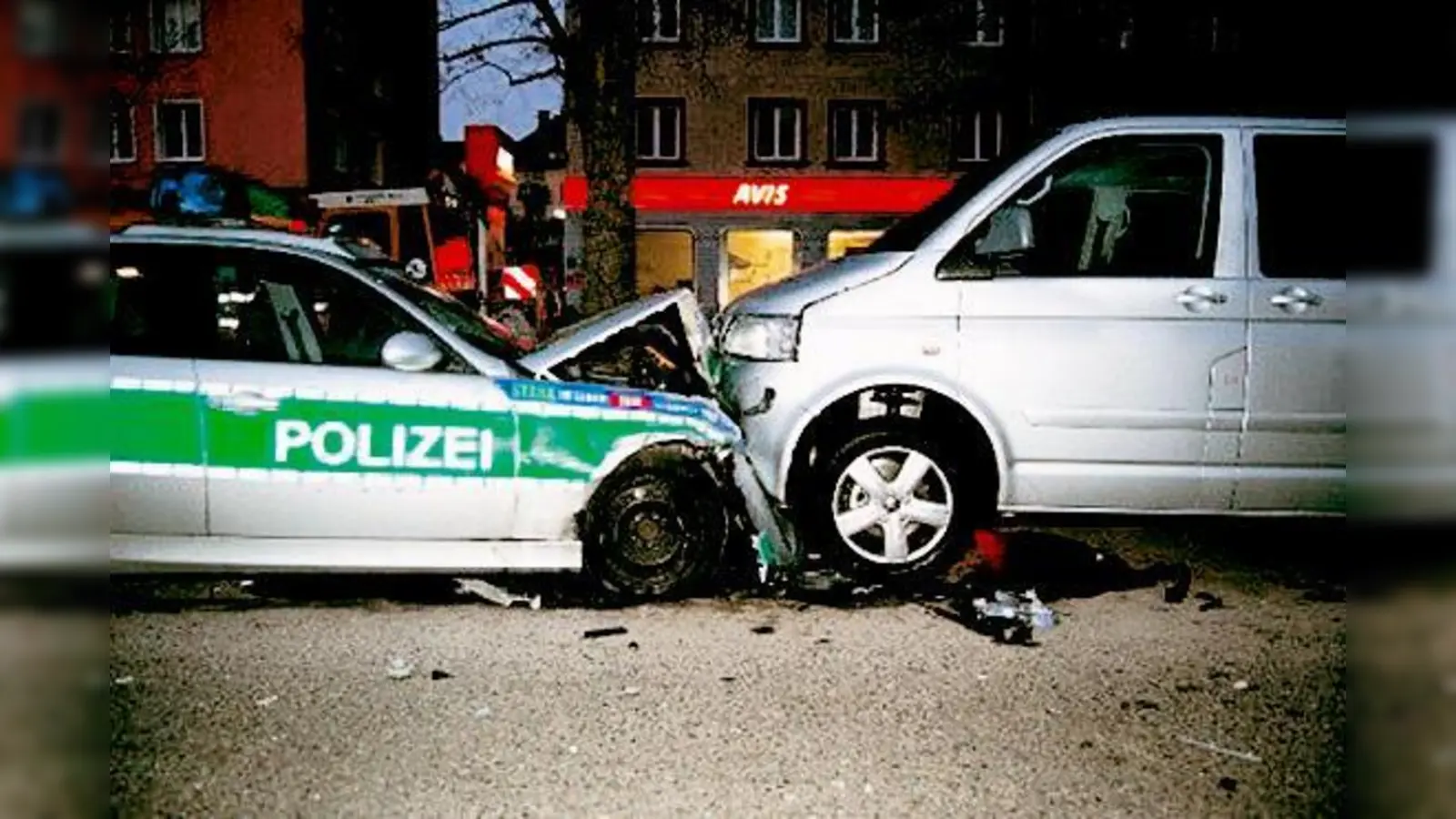Das Polizeiauto wurde gegen einen geparkten VW-Bus geschleudert.	 (Foto: Polizei)