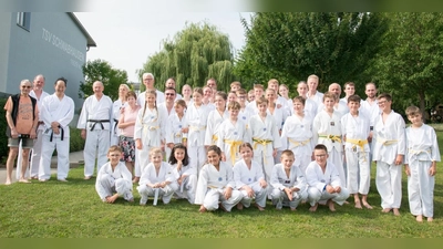 32 Prüflinge waren erfolgreich und freuten sich über die neuen Graduierungen. (Foto: TSV Schwabhausen)
