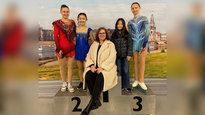 Anastasia Hettich, Yuma Yanagitani, Trainerin Vera von Meyeren, Mia Yanagitani und Rebecca Rusu vom ERSCO können stolz sein auf ihre Leistungen. (Foto: ERSCO)