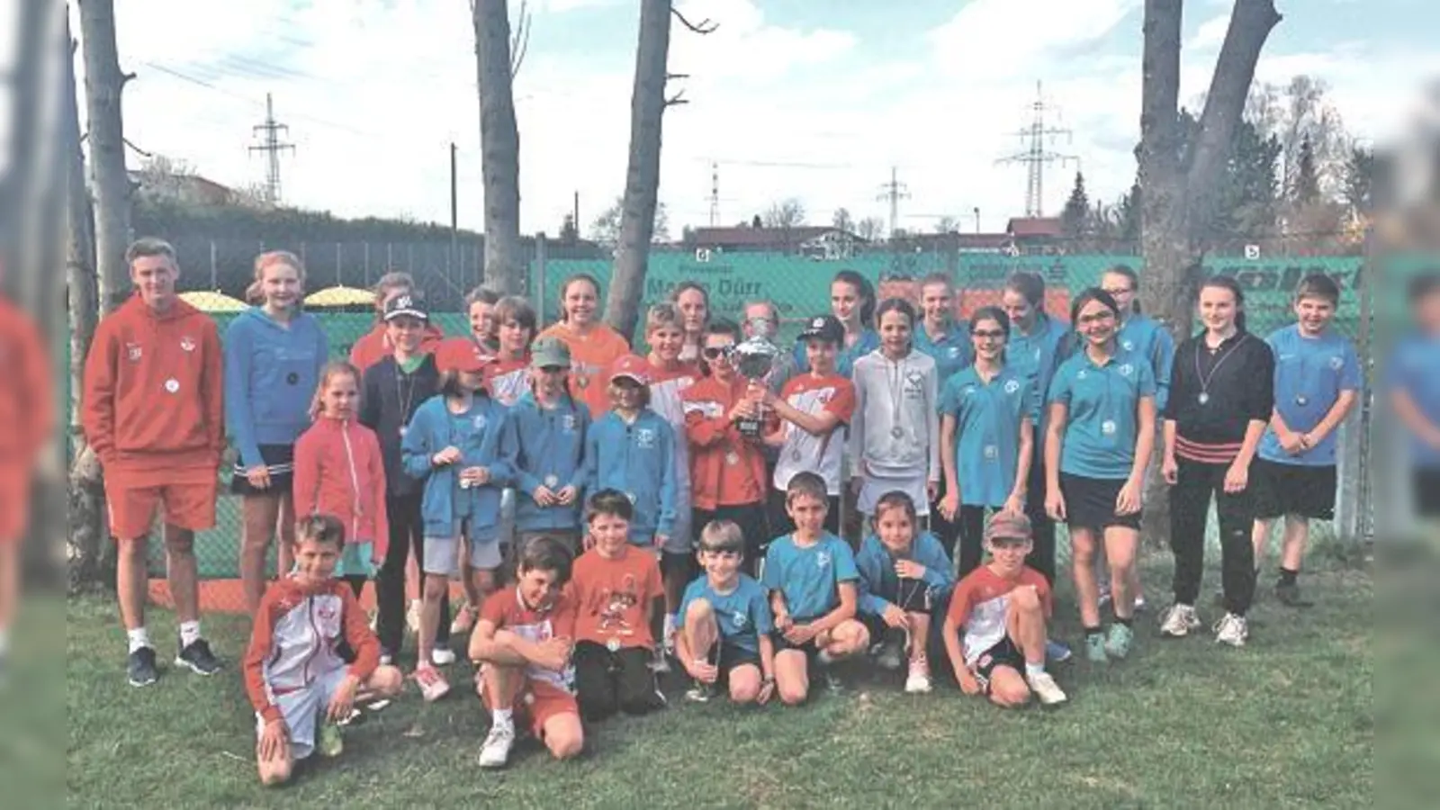 Spannende Tennismatches lieferten sich die Jugendabteilungen von TC Pliening und SC Baldham-Vaterstetten. Letztere holten sich den Pokal.	 (Foto: TC Pliening)