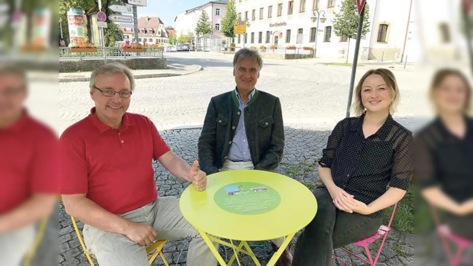 Franz Lutke von HOLZKIRCHEN engagiert, Bürgermeister Olaf von Löwis und Öffentlichkeitsbeauftragte Ewgenia Sabransky (v. l.) freuen sich über viele Nutzer des Marktcafés.	 (Foto: hw)