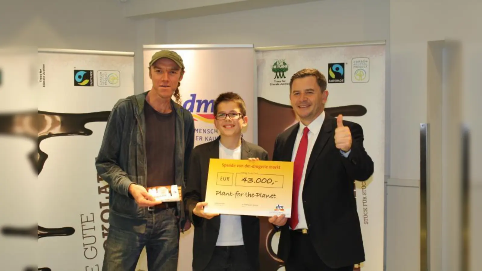 dm-Kunde Rolf von Rüden, Felix Finkbeiner, Gründer der Initiative „Plant-for-the-Planet”, und Erich Harsch, Vorsitzender der dm-Geschäftsführung (v.l.), bei der Scheckübergabe im dm-Markt im Einkaufszentrum „daseinstein”. (Foto: sb)